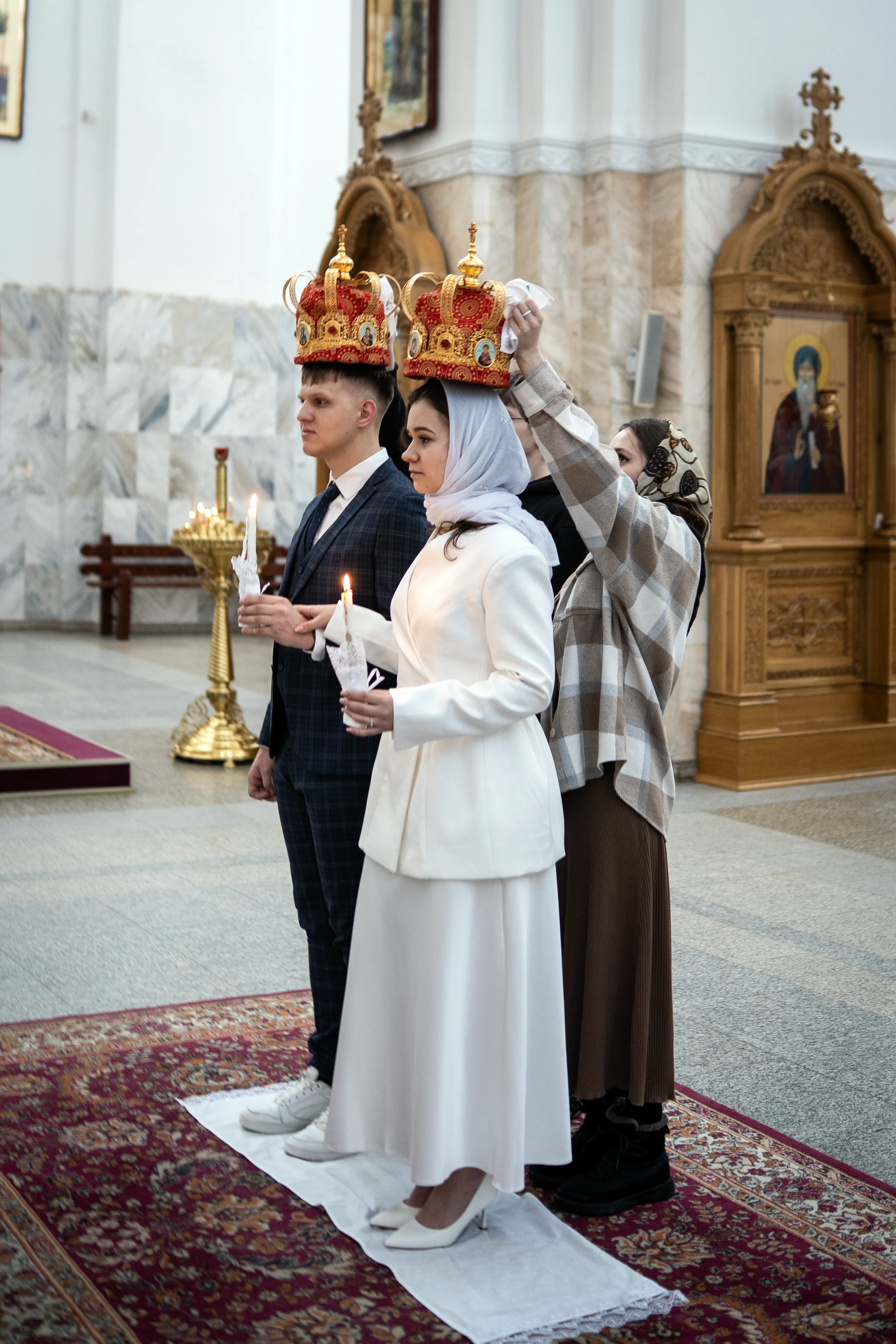 Александр и Вероника в церкви с венцами