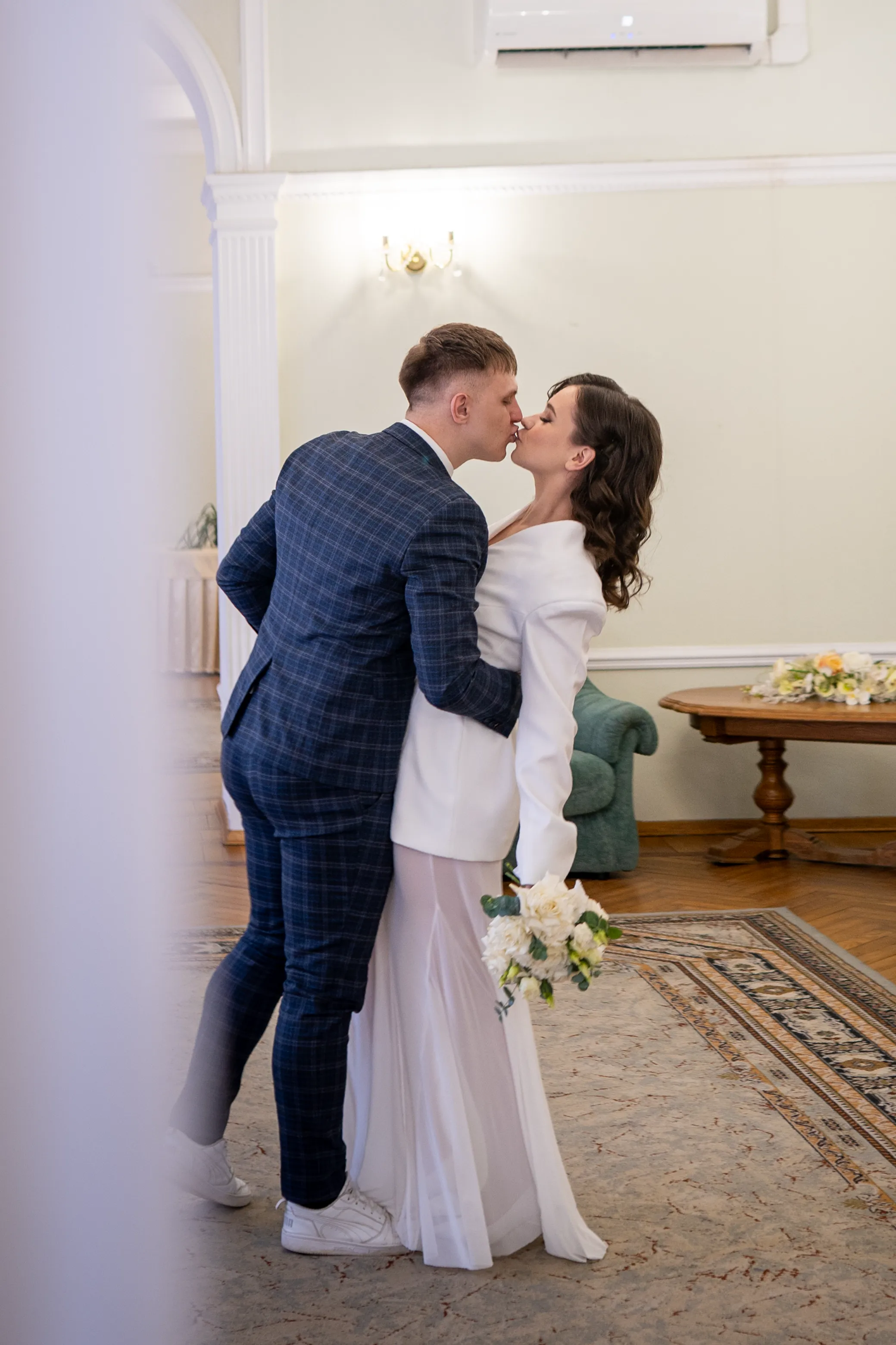 Александр и Вероника — поцелуй в ЗАГСе