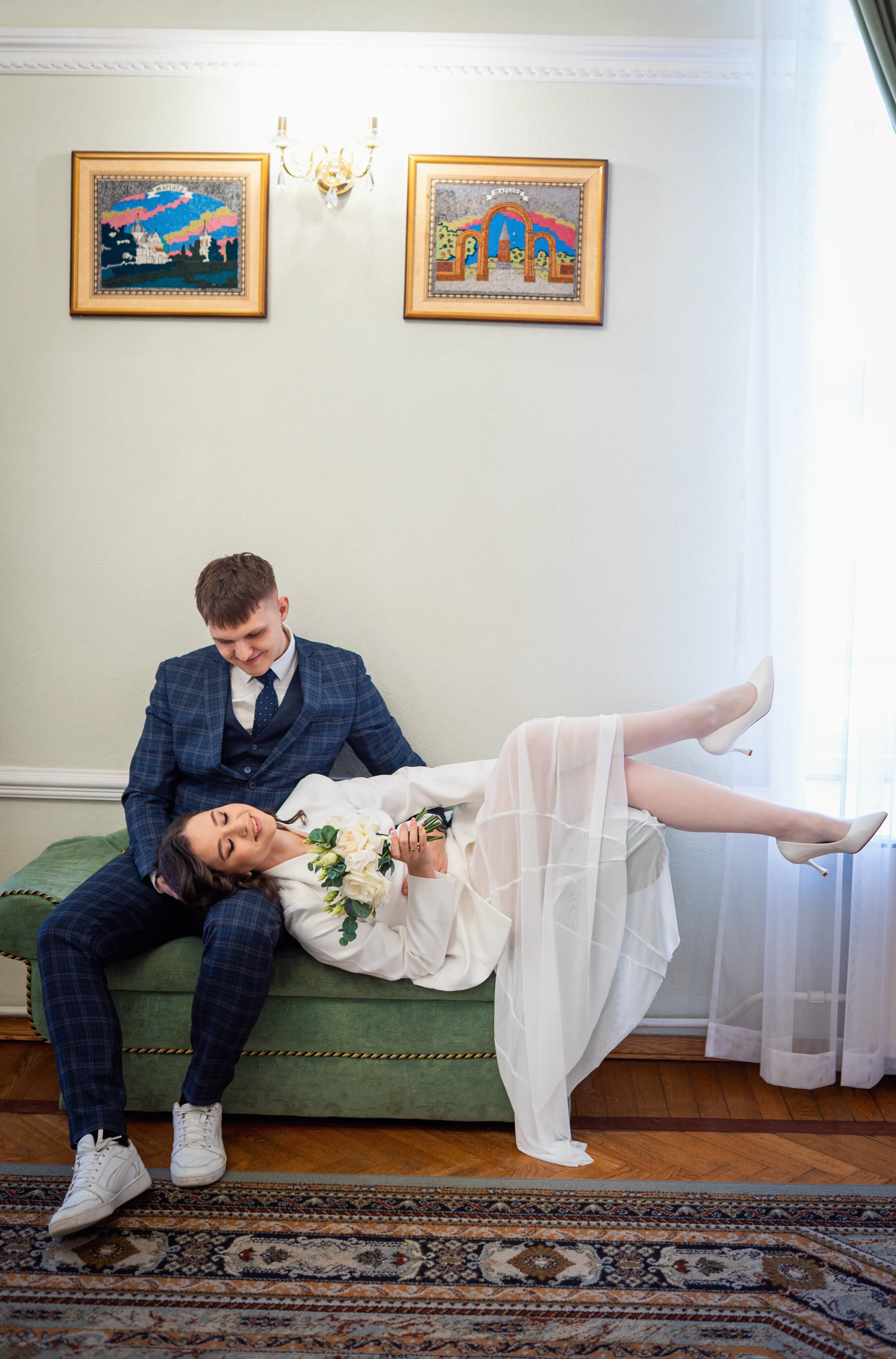 Александр и Вероника на диване в ЗАГСе